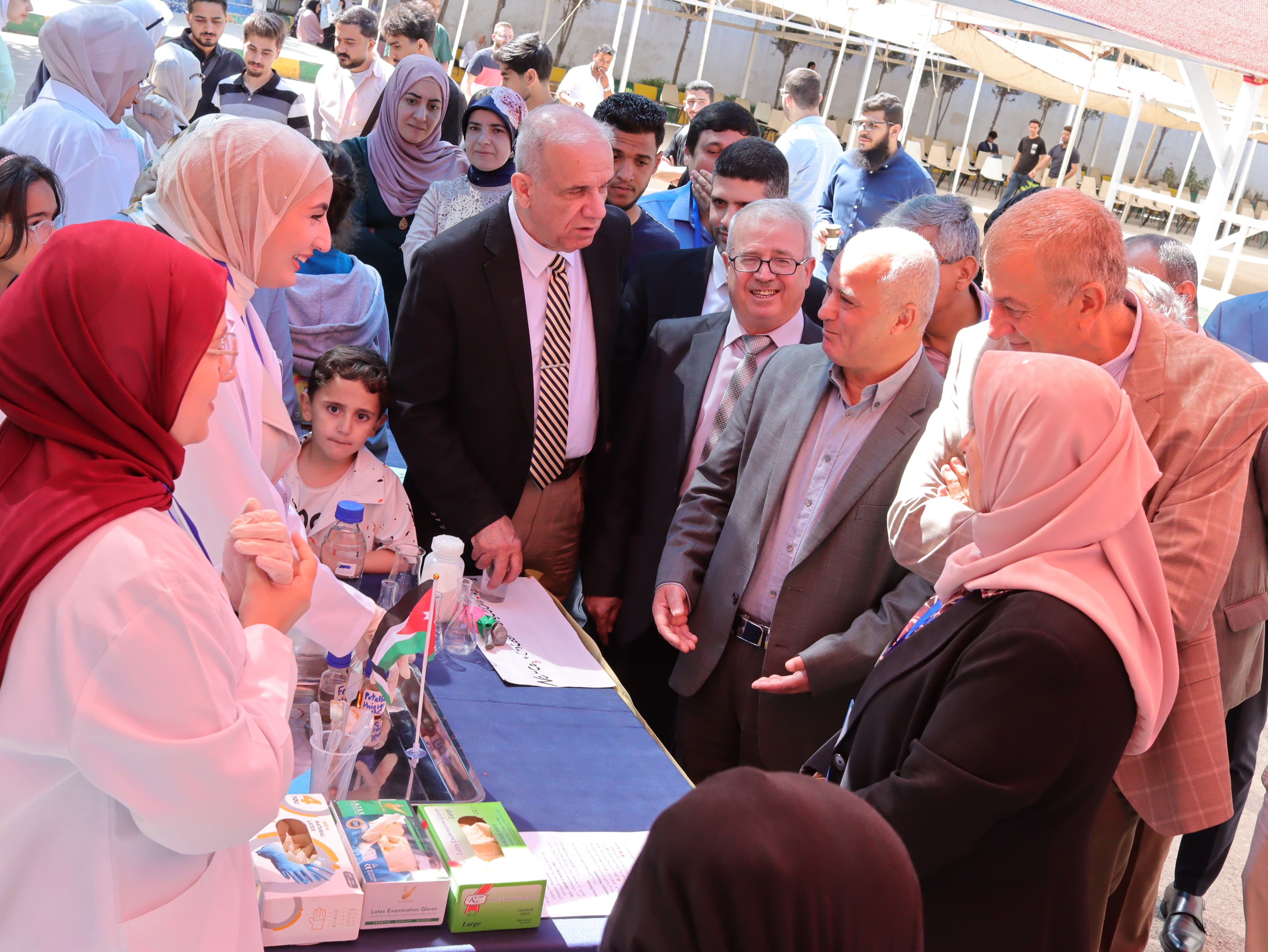 التميز والابتكار يتصدران فعاليات اليوم العلمي بكلية العلوم في جامعة فيلادلفيا