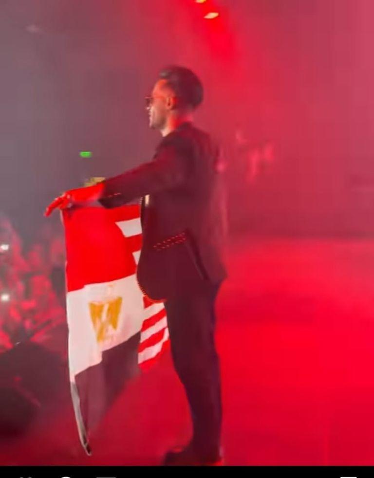 محمد رمضان يرفع العلم المصري مع الأمريكي في "ليلة النار" بكاليفورنيا