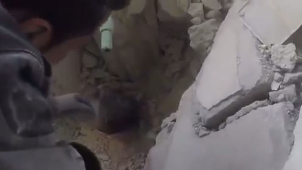 فيديو يدمع القلب  ..  طفلة تصرخ من تحت الركام  في الغوطة الشرقية : "أريد ماما" 
