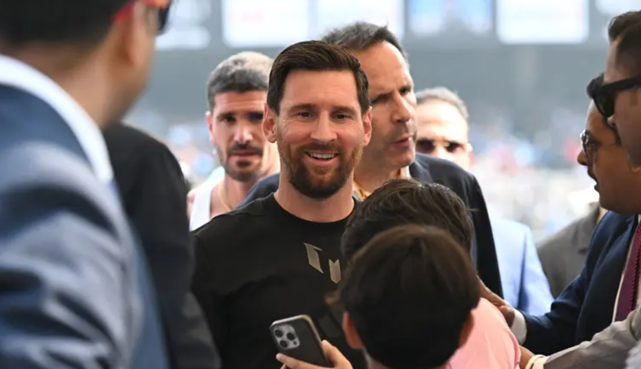 قدوم ميسي يدفع الجماهير الهندية إلى تخريب ملعب كالكوتا