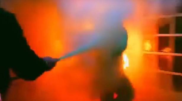 بالفيديو .. مقدم برامج يحرق ضيفه على الهواء مباشرة