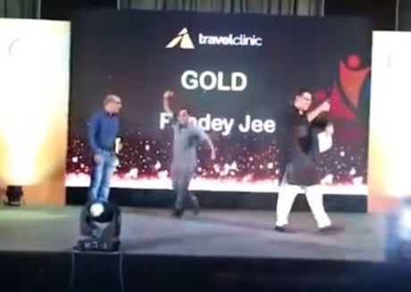 بالفيديو ..  لحظة وفاة رجل اعمال و هو "يرقص" على المسرح خلال احتفال