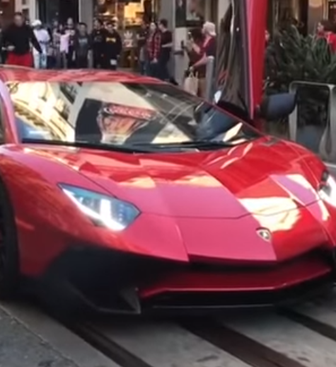 بالفيديو ..  هذا ماحصل لشاب قفز على سيارة لمبرجيني افينتادور