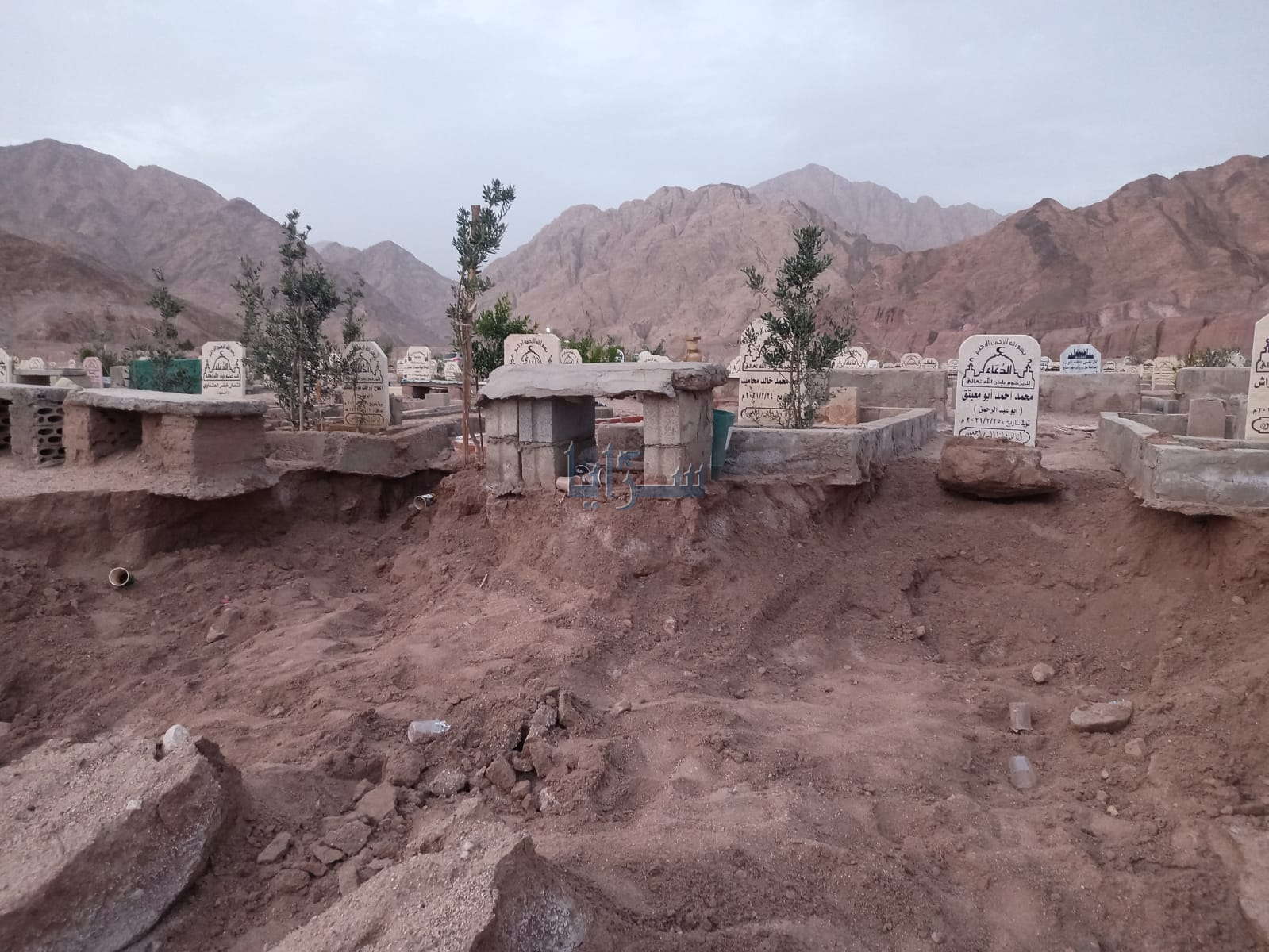 مقبرة مدينة العقبة تعاني من الاهمال وخطر انجراف القبور وردمها - صور 