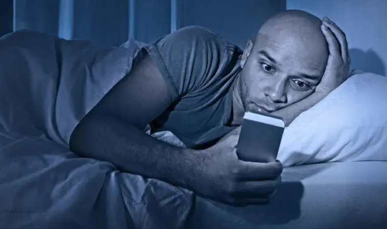 هل أنت أسير لهاتفك؟ ..  6 علامات تكشف الحقيقة