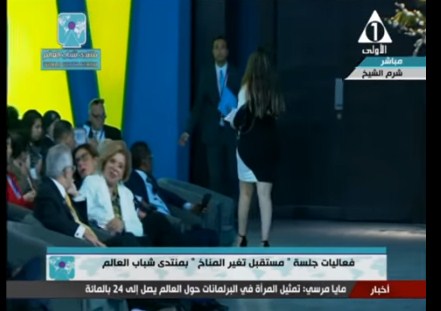 بالفيديو  ..  موقف محرج لفتاة امريكية في منتدى شباب العالم بمصر  