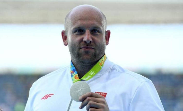 بطل أولمبي يبيع ميداليته لإنقاذ طفل مصاب بسرطان نادر