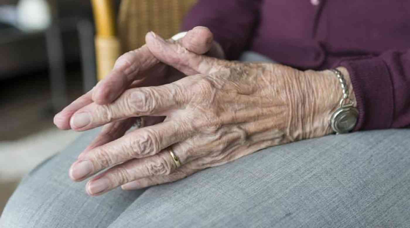 مسنّة تقتل طفلاً  ..  بسبب اليأس