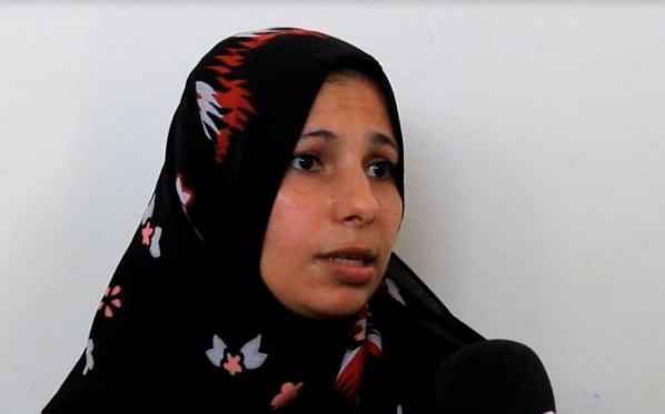 بالصور ..  غزة : سيدة أردنية تعيش على بقايا خضروات البسطات 
