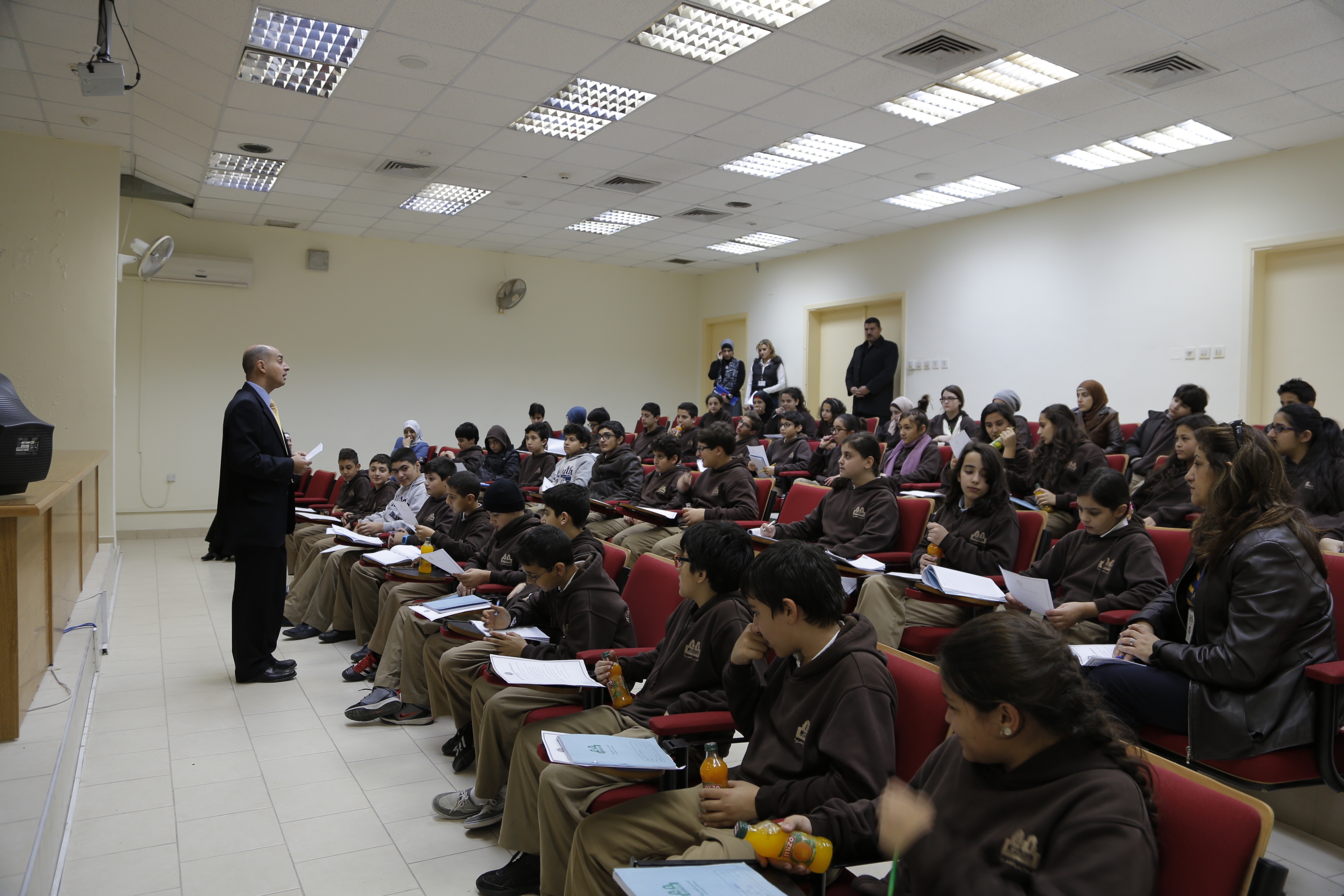 زيارة طلبة المدارس العصرية لجامعة العلوم التطبيقية الخاصة