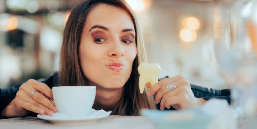 خطأ "غير متوقع" مع القهوة يسبب تصبغ الأسنان