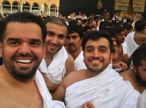 حسين الجسمي يؤدي مناسك العمرة مع أصدقائه