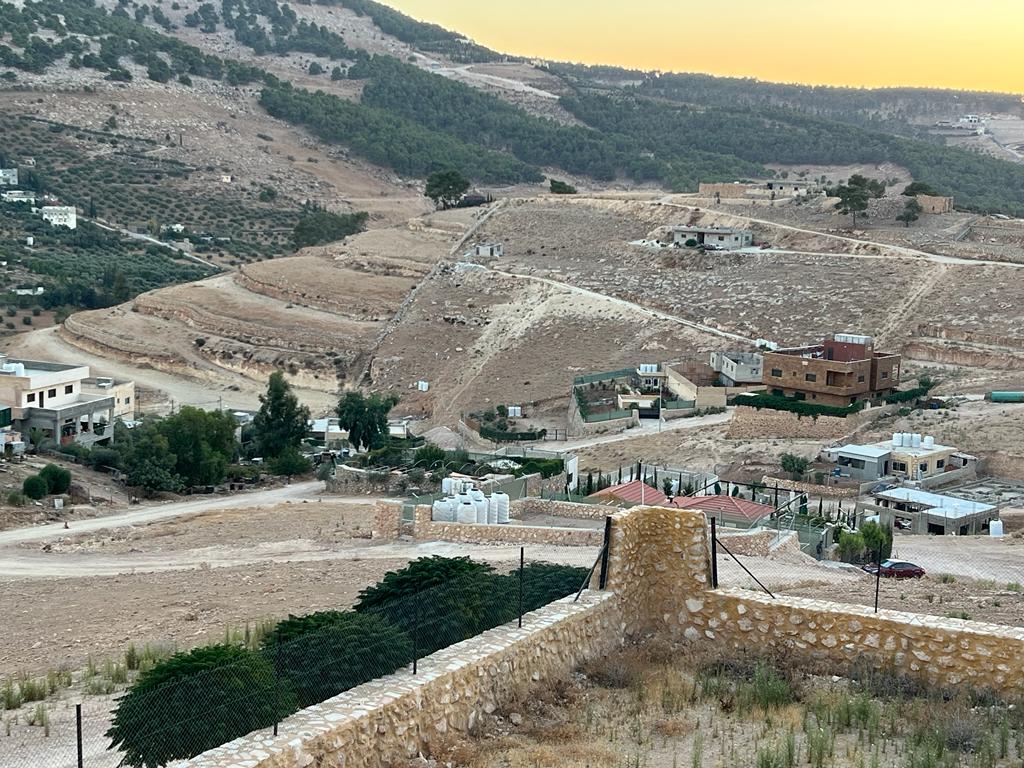 أهالي حي الحناحنة في السليحي لـ"سرايا": وعود بلدية عين الباشا "حبر على ورق" وغياب لخدمات الصرف الصحي