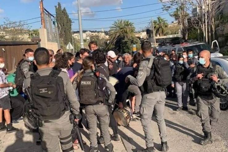 الاحتلال يقمع وقفة في حي الشيخ جراح