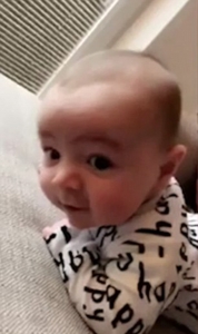 بالفيديو والصور ..  طفل عمره 3 أشهر يفاجئ والدته بالتحدث ويشعل مواقع التواصل!!