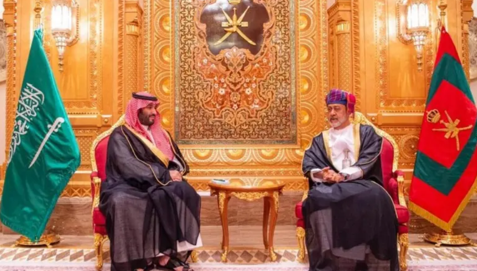 ولي العهد السعودي يتلقى رسالة خطية من سلطان عُمان