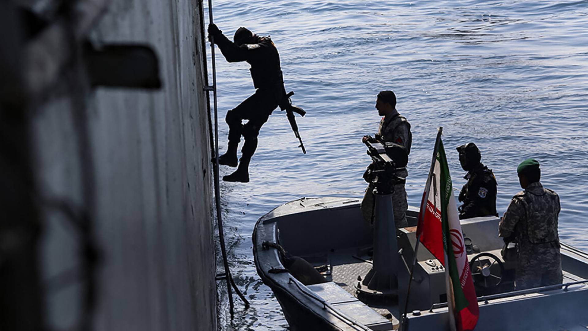 الحرس الثوري الإيراني يحتجز ناقلتي نفط ويعتقل 15 بحارًا أجنبيًا