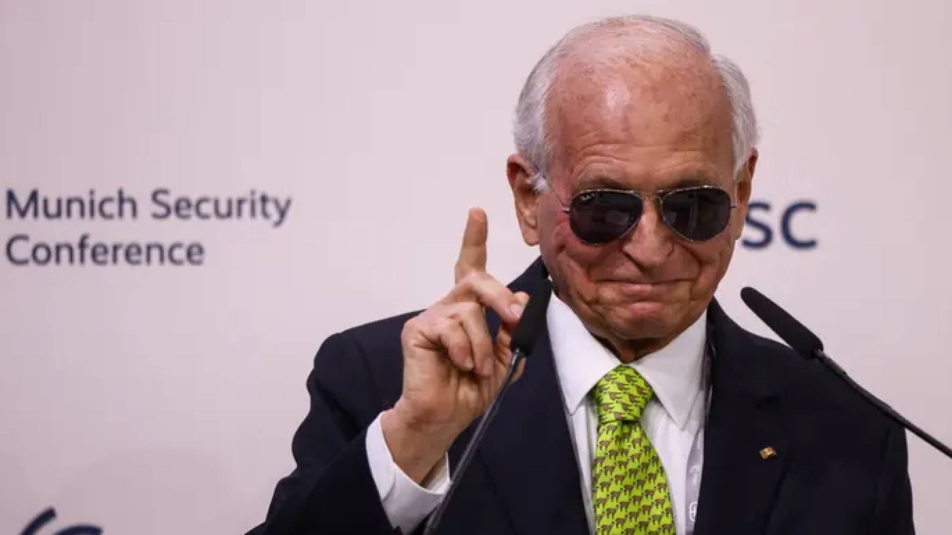 بنظارات سوداء ..  رئيس مؤتمر ميونيخ يسخر من "موضة" ماكرون