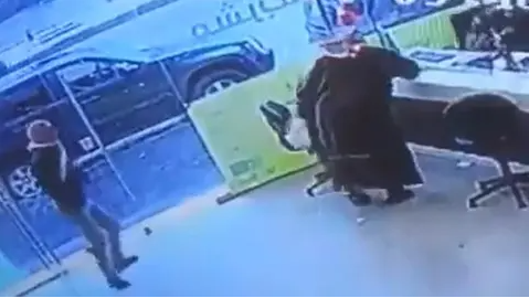 سخرية على مواقع التواصل بعد سطو الزرقاء ..  "تراجع اسعار الفروة والمنفذون مطلوبون للمافية للاستفادة من خبراتهم"