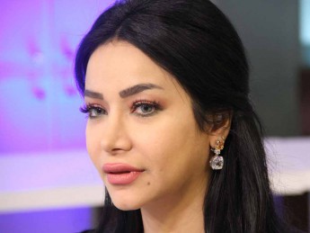بالفيديو  ..  لُجين عمران مشغولة بأحذيتها!