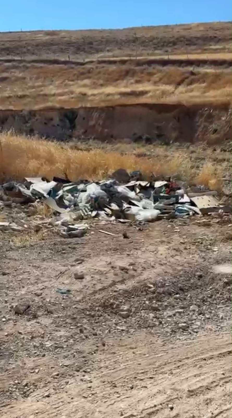 بالفيديو : مكب نفايات عشوائي في وادي الثنية بالكرك يتسبب بإغلاق العبارات ومطالبات بالتدخل