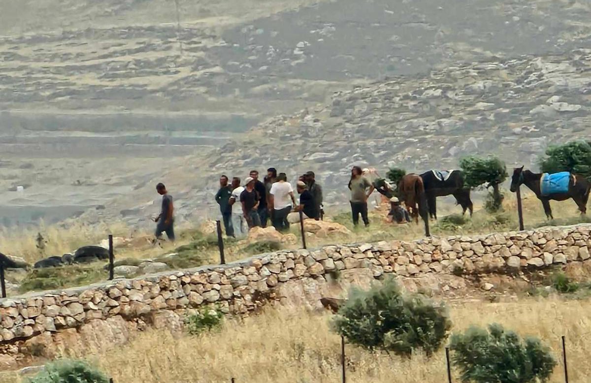 مستعمرون يقتحمون محيط منازل المواطنين شرق المغير بحماية قوات الاحتلال