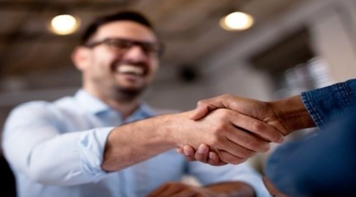 "قوة المصافحة" ..  إشارة مبكرة لخطر الإصابة بالخرف   