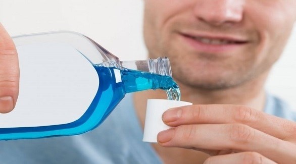 طبيبة تحذر من استخدام غسول الفم بعد تنظيف الأسنان