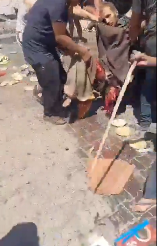 مشاهد مؤلمة  ..  الاحتلال يرتكب مجزرة مروعة أثناء انتظار الماء في حي الزيتون بغزة  ..  شاهد 
