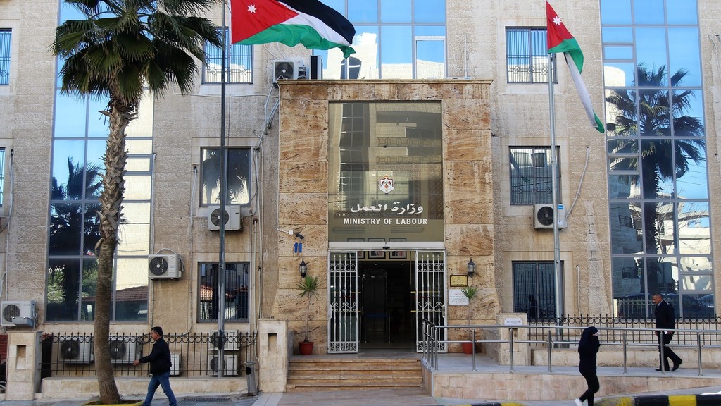الحكومة تخرج عن صمتها أخيراً و ترد: تعيين مديراً لبرنامج "خدمة وطن" جاء على حساب المشاريع و لمدة محددة وبالتنافس 