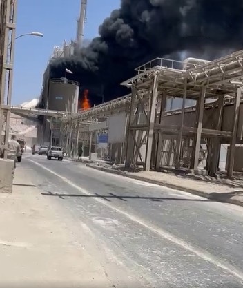 شاهد اندلاع حريق في المجمع الصناعي بالعقبة