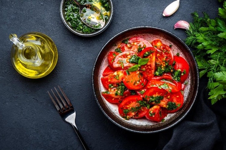 سلطة الطماطم بالأعشاب وزيت الزيتون