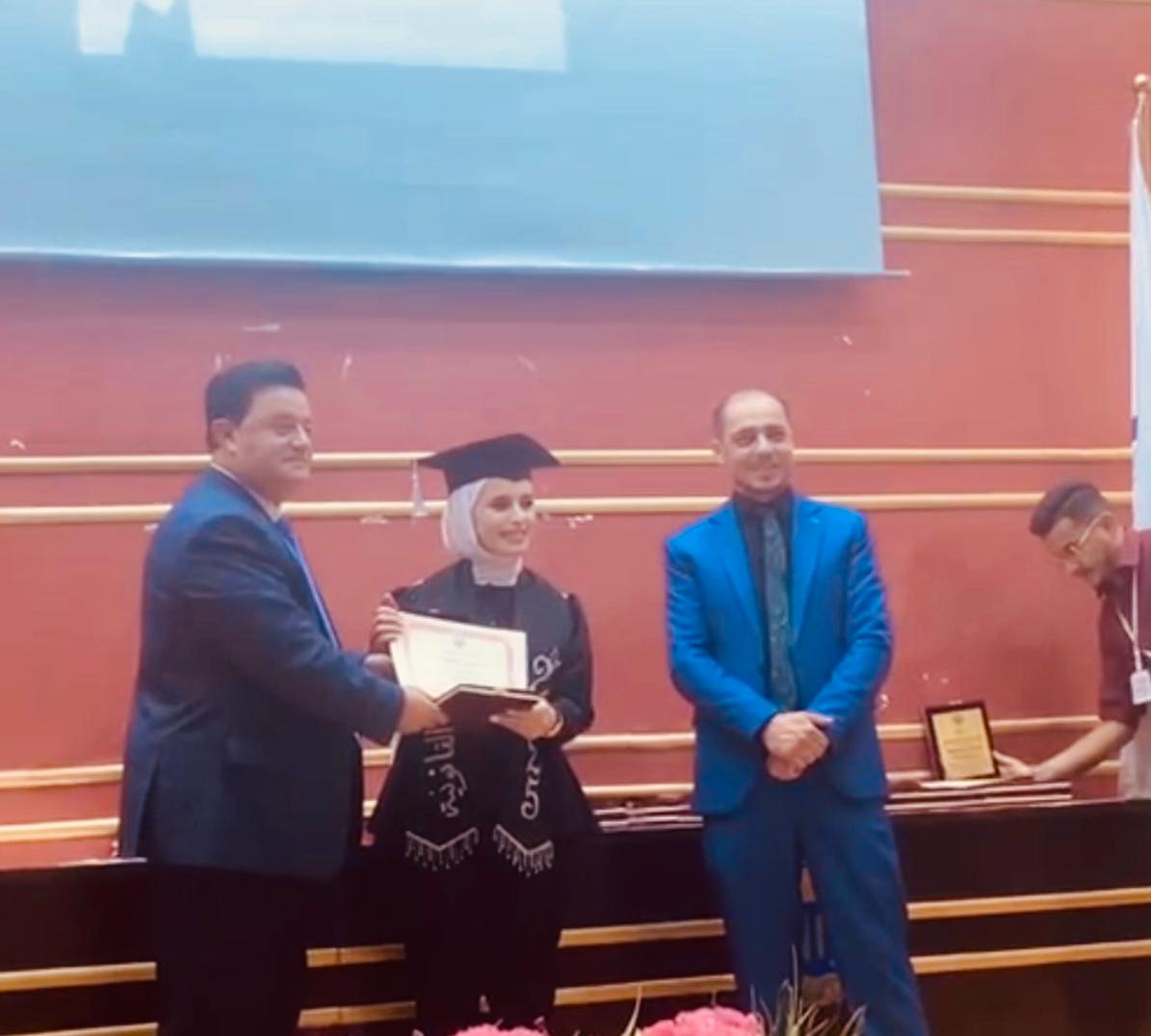 خريجو التمريض في جامعة فيلادلفيا يؤدون قسم المهنة