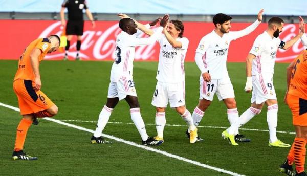 ريال مدريد يهزم فالنسيا بثنائية