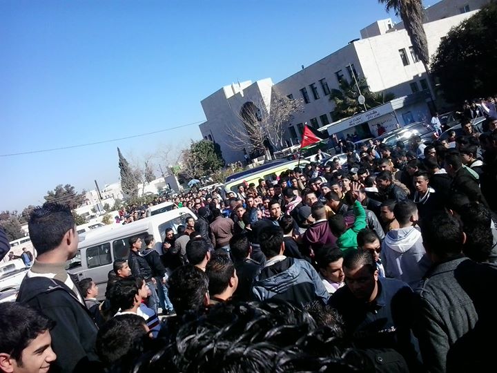 إعتقال 3  طلاب  توجيهي قذفوا  سيارة نجدة بالحجارة  في إربد .. صور