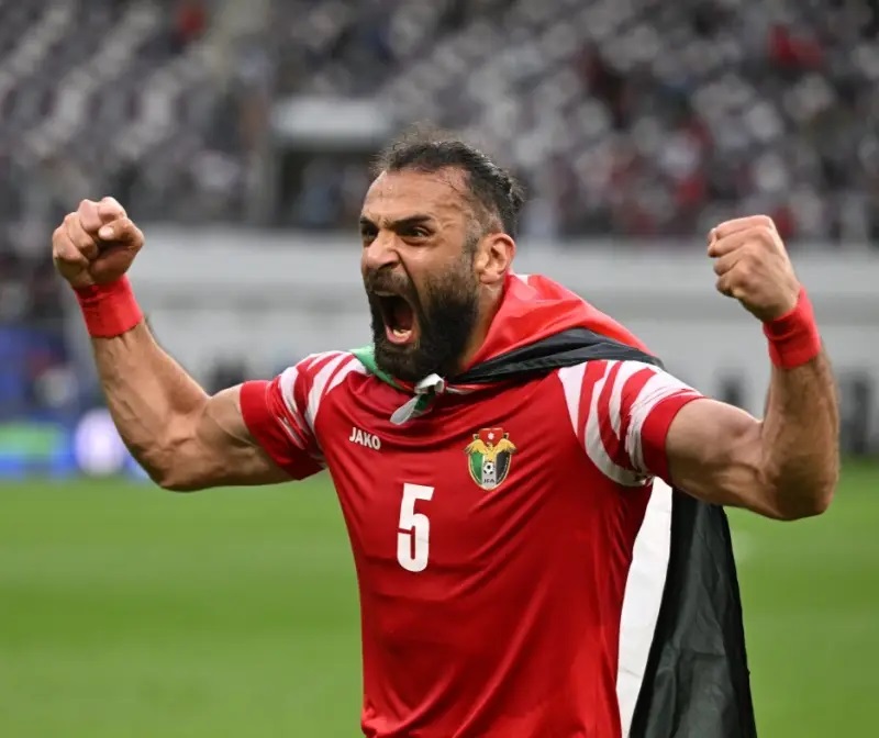 لاعب المنتخب الوطني يزن العرب يجدد عقده مع سيول الكوري