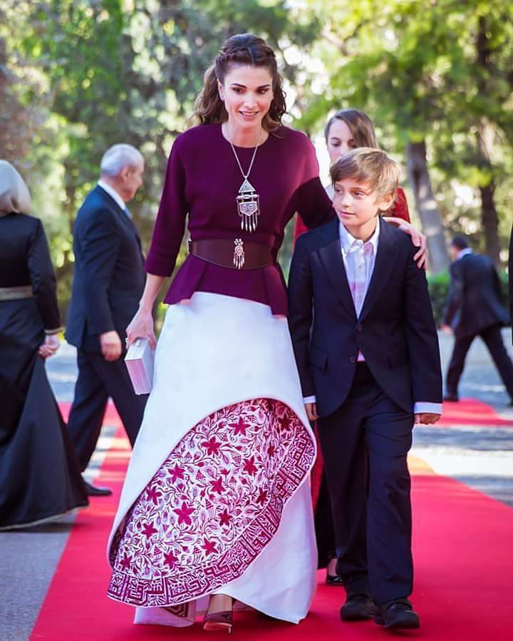 ماذا كتب على فستان الملكة رانيا الذي ارتدته في حفل عيد الاستقلال ؟  ..  صورة