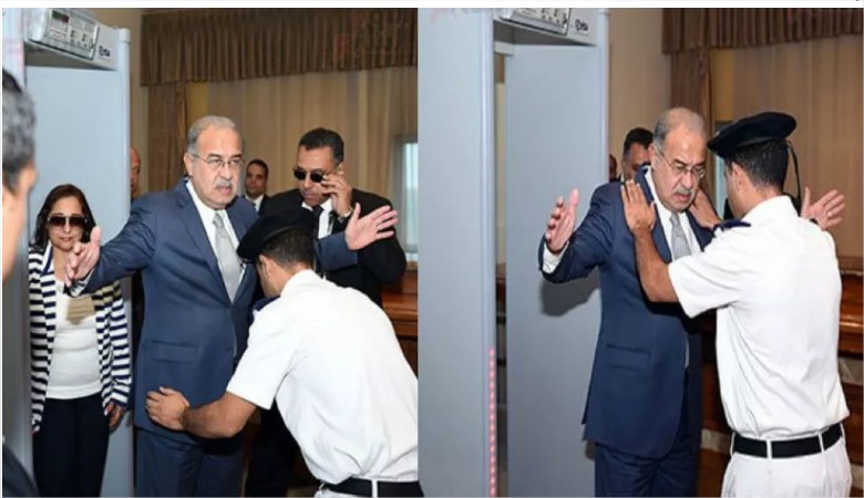 شرطي يفتش رئيس وزراء في مصر