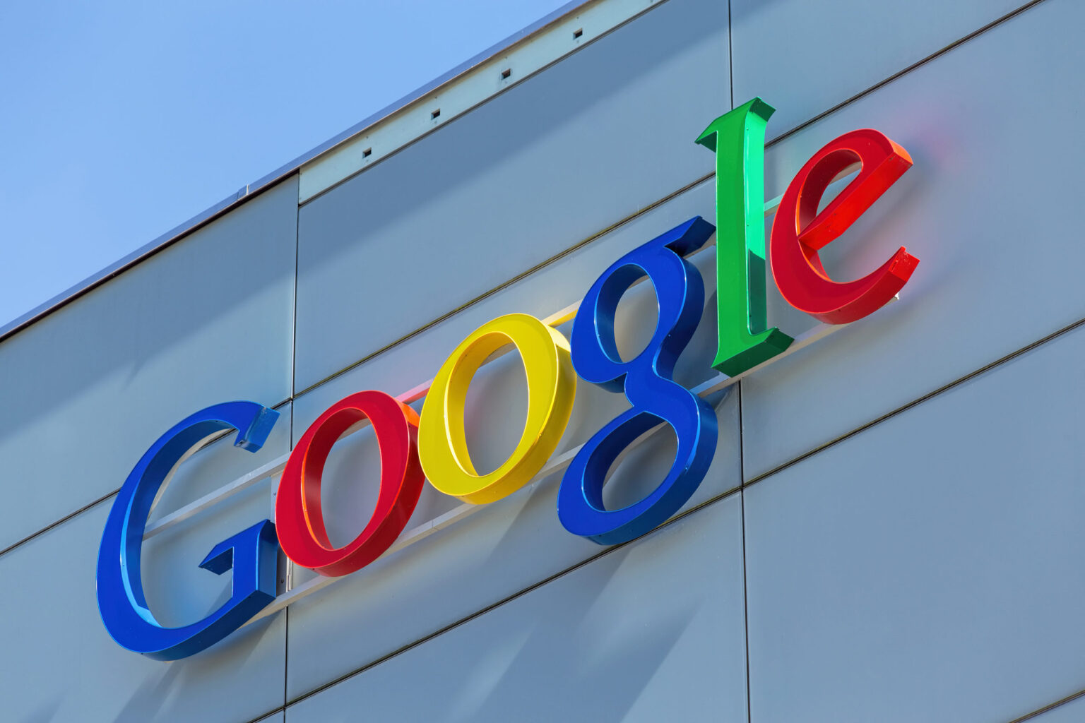 "جوجل" تحظر 3 تطبيقات جديدة تسرق أموال المستخدمين وبياناتهم 