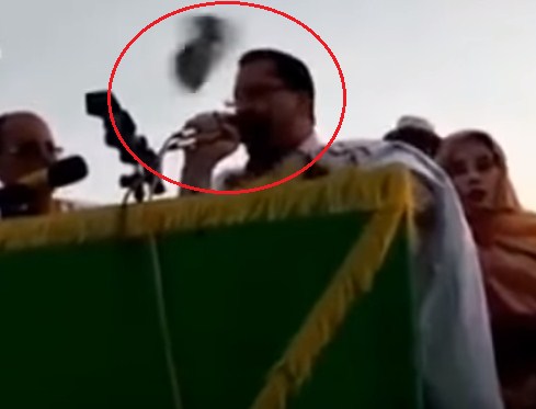 بالفيديو  ..  "كالصواريخ" لحظة ضرب وزير موريتاني بالأحذية من قبل شاب أمام الحشود