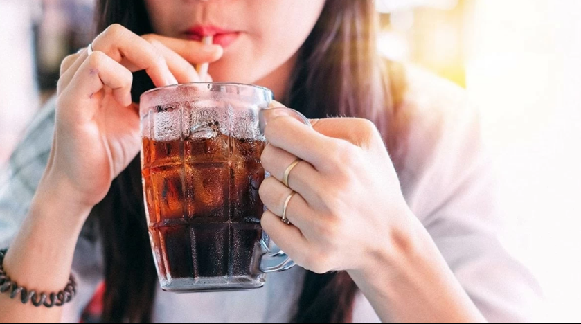 خبراء يحذرون: الإفراط في المشروبات الغازية يهدد صحتك بالسمنة وأمراض القلب