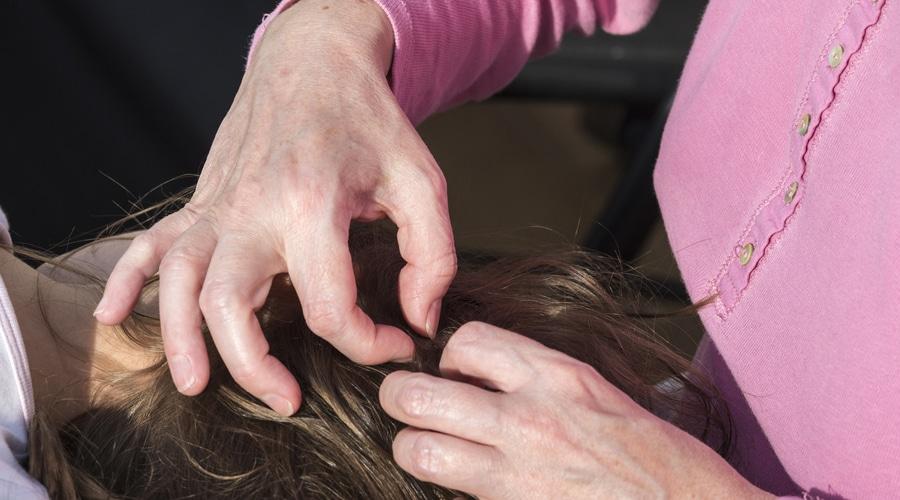 نتيجة استعمالهما سائل لتنظيف الرأس من الحشرات ..  فتاتان  تفارقان الحياة ..  تفاصيل