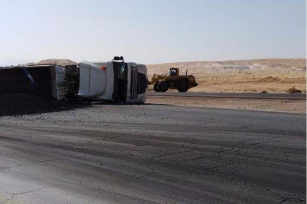 إغلاق مؤقت على الطريق الصحراوي بسبب تدهور مركبتي شحن