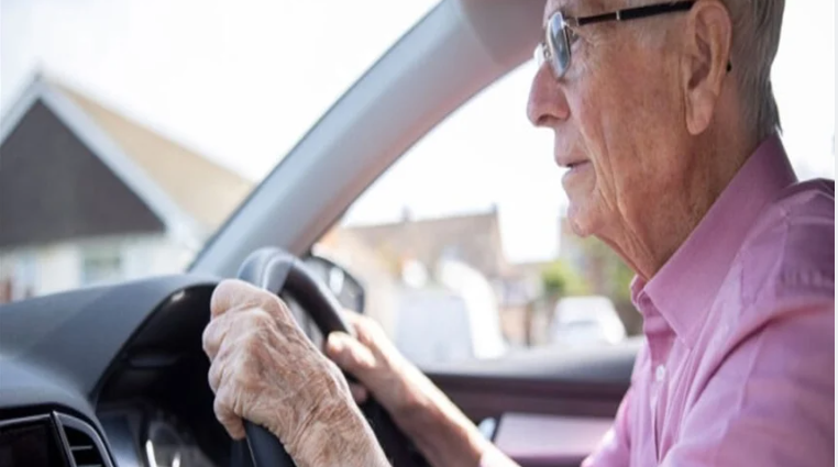 كيف تكشف عادات القيادة خطر الخرف مبكراً؟ إليك 3 علامات رئيسية