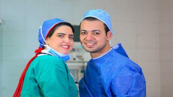  الحب في زمن "الكورونا" ..  مريض مصري يرتبط بطبيبته المُعالجة  ..  صور 