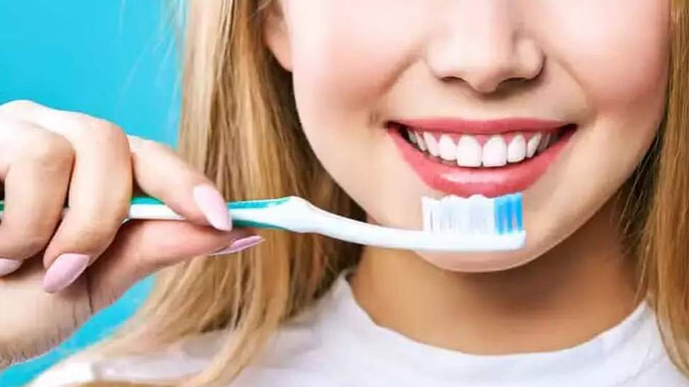 دراسة: كيف يؤثر تنظيف الأسنان على الدماغ؟