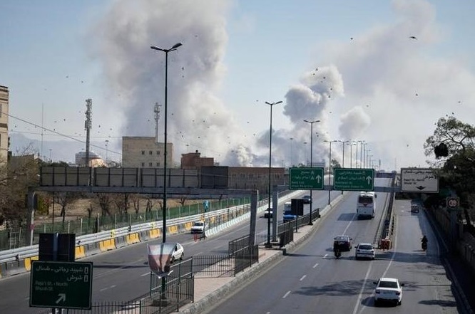 تصعيد خطير ..  ضربات متبادلة بين إسرائيل وإيران وتحرك دبلوماسي لاحتواء أزمة الطاقة