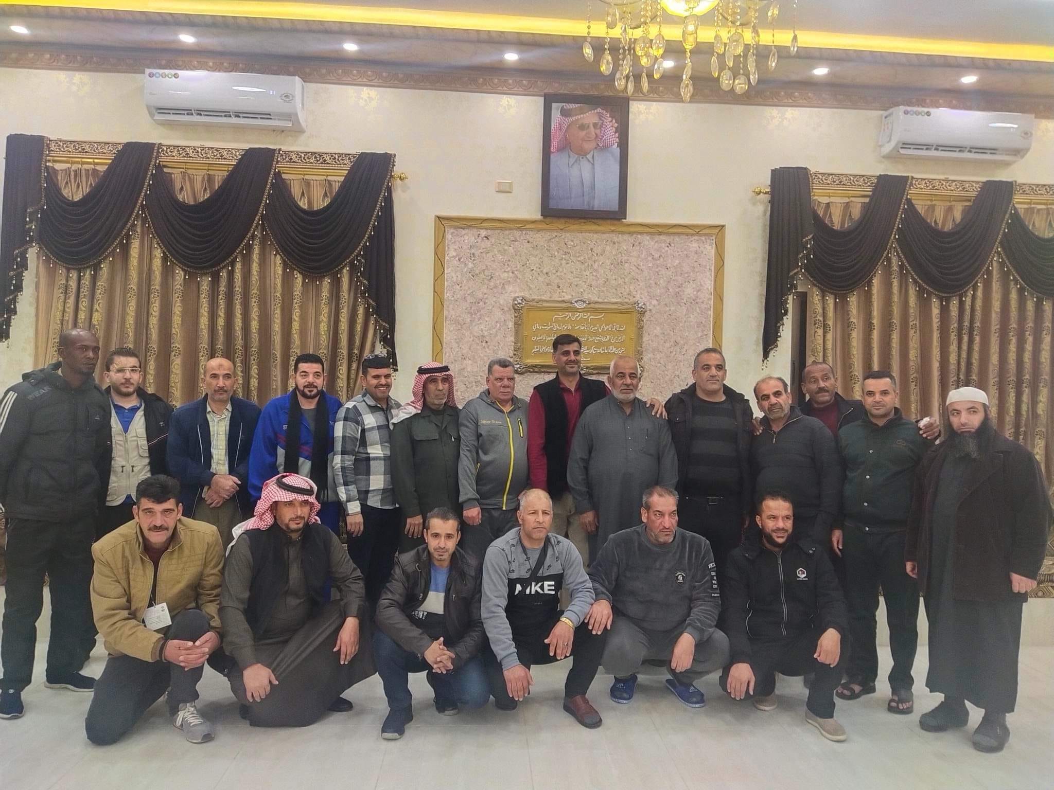 بالصور  ..  مواطن في معان يولم لمعتمرين من المفرق بعد تعطل حافلتهم 