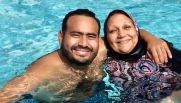 أرعبت الناس ..  مصرية دخلت المطار على كرسي متحرك وصدمة حين شاهدت ابنها 