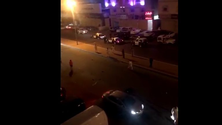 بالفيديو ..  قتيل ومصابون بمشاجرة دامية في جدة